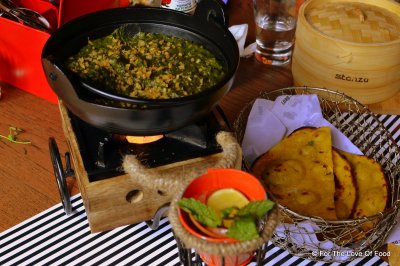 Lasooni_Shingada_palak_with_Makai_Roti
